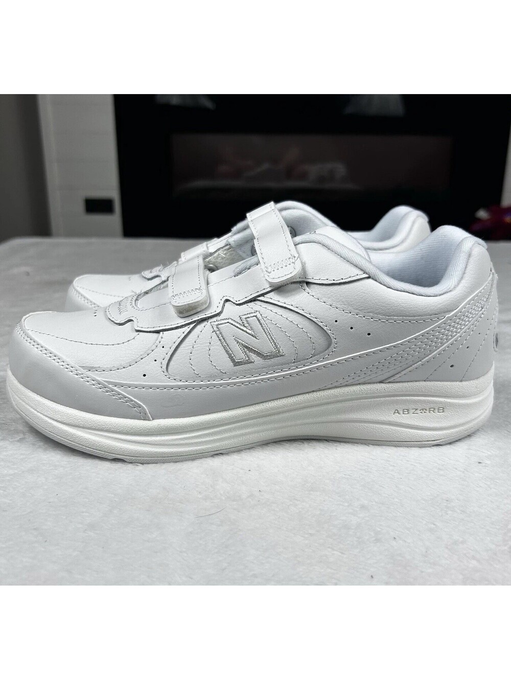 New Balance 577 Womens Walking Shoes Size 7.5EE Wide White Athletic Sneakers New